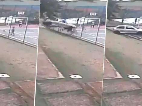 Video: un auto impactó contra una cancha de fútbol y este niño protagonizó un milagro