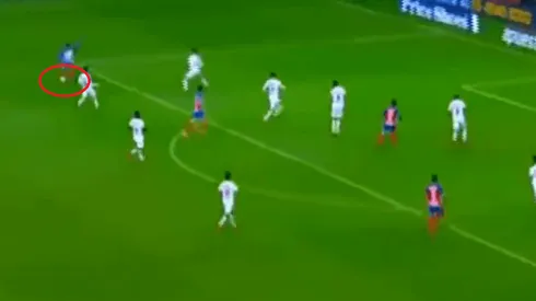 ¡El poste le dijo que no! Vega tuvo el empate para Chivas