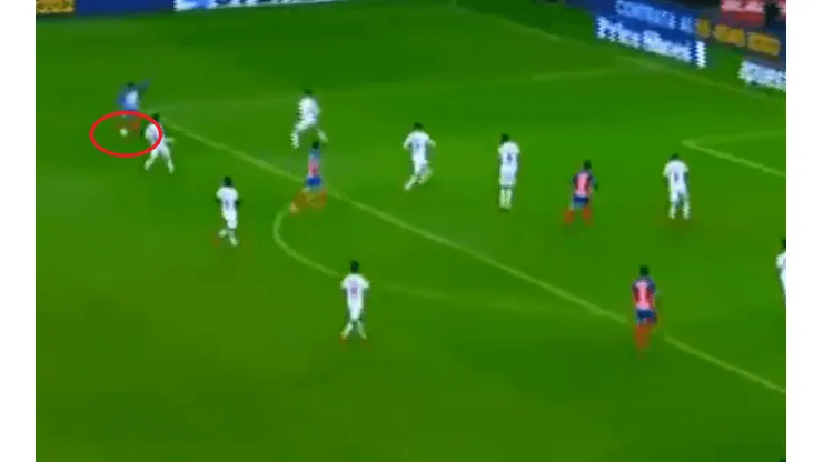¡El poste le dijo que no! Vega tuvo el empate para Chivas