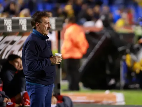Ya es costumbre: Ricardo La Volpe destruyó al árbitro del encuentro