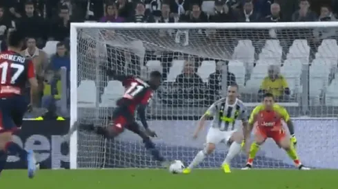 Le pegó tan mal que le rebotó el balón en su otro pie ¡y le salió un golazo!