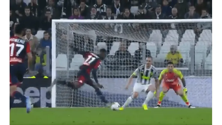 Le pegó tan mal que le rebotó el balón en su otro pie ¡y le salió un golazo!