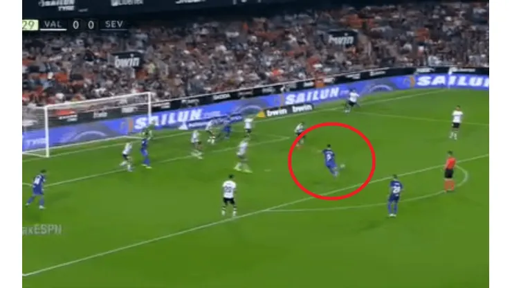 Lucas Ocampos apareció solo, le pegó de primera y clavó un golazo ante Valencia
