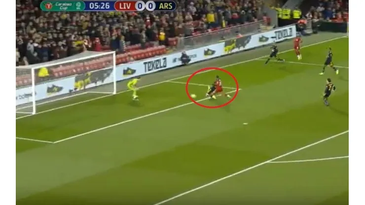 No duerme más: Mustafi metió un insólito gol en contra y se volvió tendencia