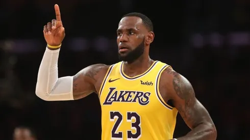 LeBron James aplaudió la nueva regla de NCAA que permite a los atletas ganar dinero por su imagen