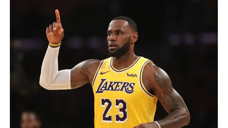 LeBron James aplaudió la nueva regla de NCAA que permite a los atletas ganar dinero por su imagen