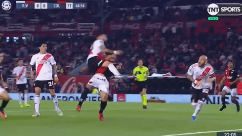 Así fue la fuerte falta que le cometieron a Wilson Morelo.