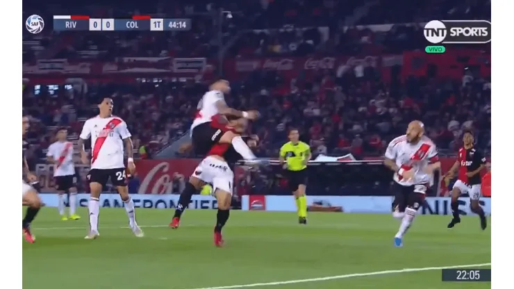 Así fue la fuerte falta que le cometieron a Wilson Morelo.