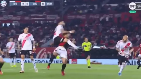 Era penal: Casco casi manda al hospital a un rival y el árbitro no cobró nada