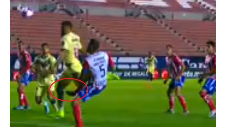 ¡Ni con VAR! El penal que no le dieron al América