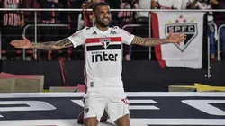 Dani Alves festejando un gol en Sao Paulo.