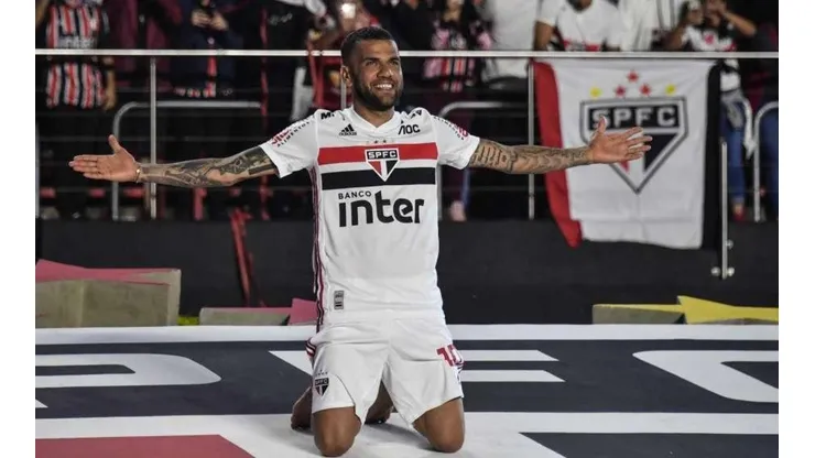 Dani Alves festejando un gol en Sao Paulo.