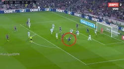 Lenglet le pegó de aire y de volea, pero un desvío hizo aún más espectacular el gol