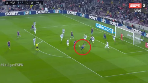 Lenglet le pegó de aire y de volea, pero un desvío hizo aún más espectacular el gol