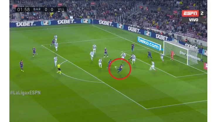 Lenglet le pegó de aire y de volea, pero un desvío hizo aún más espectacular el gol