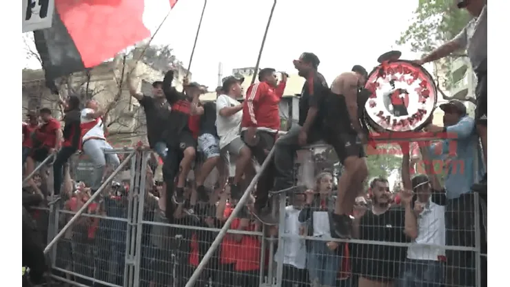 Gran recibimiento a Maradona por parte de los hinchas de Newell's
