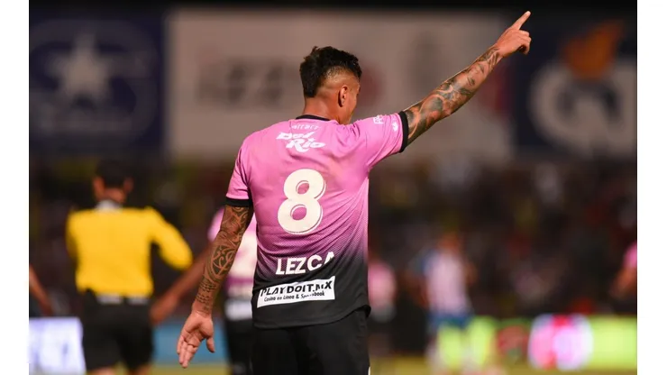 El delantero paraguayo se pasó y vio la tarjeta roja en el primer tiempo.