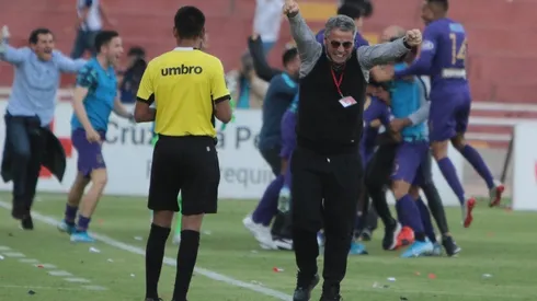Bengoechea celebró saltando y gritando los goles de Alianza Lima.
