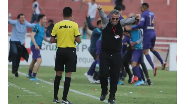 Bengoechea celebró saltando y gritando los goles de Alianza Lima.