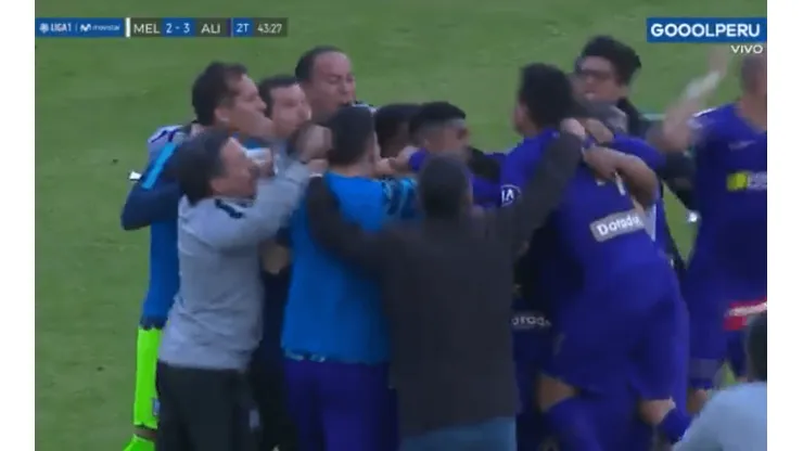 Leao Butró acompañó a su equipo desde el banco.