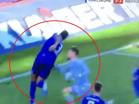 Festejaba un gol de su equipo y el arquero le pegó una trompada en donde más duele