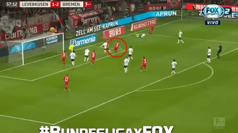 Foto de Lucas Alario definiendo.