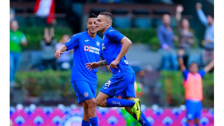 ¡Pónganse los cinturones! Cabecita Rodríguez fue el conductor del autobús del Cruz Azul