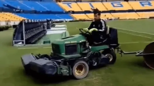 No solo ataja: el video de Nahuel Guzmán cortando el césped del Universitario