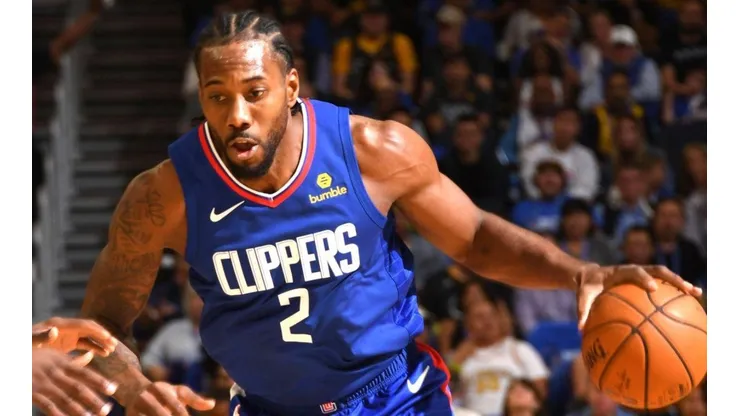 Es un robot: a Kawhi Leonard le hicieron un regalo increíble y ni siquiera pestañeó