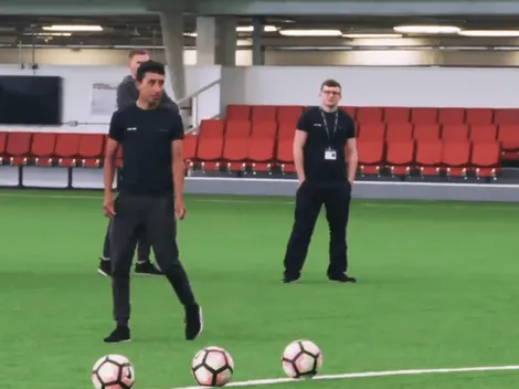 Todo un crack: el ciclista Egan Bernal se le midió a patear tiros libres al mejor estilo de James