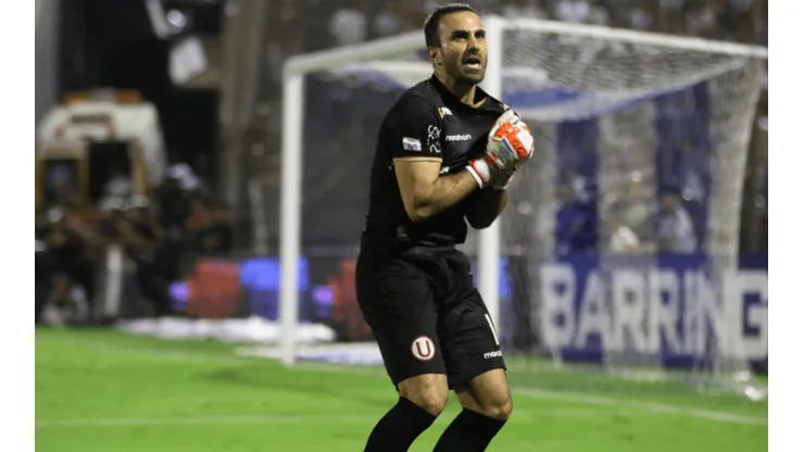 Carvallo es el arquero titular de Universitario de Deportes.