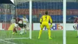 Pastore estaba contra dos, tiró un caño de espalda y casi hace un golazo de Puskás