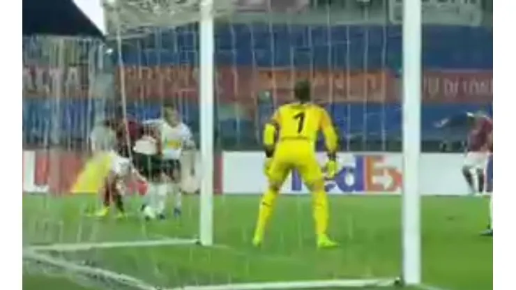 Pastore estaba contra dos, tiró un caño de espalda y casi hace un golazo de Puskás