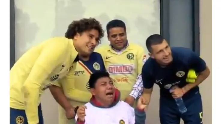 Jugadores con valores: gran gesto de Memo Ochoa y Guido Rodríguez con un aficionado del América