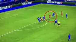 Le vino el balón y Firmino inventó una rabona mágica para asistir a Mané