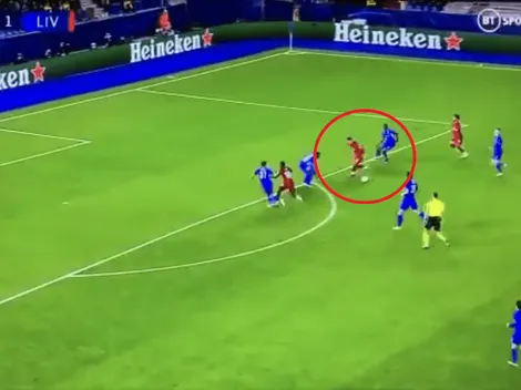 Le vino el balón y Firmino inventó una rabona mágica para asistir a Mané