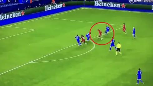 Le vino el balón y Firmino inventó una rabona mágica para asistir a Mané