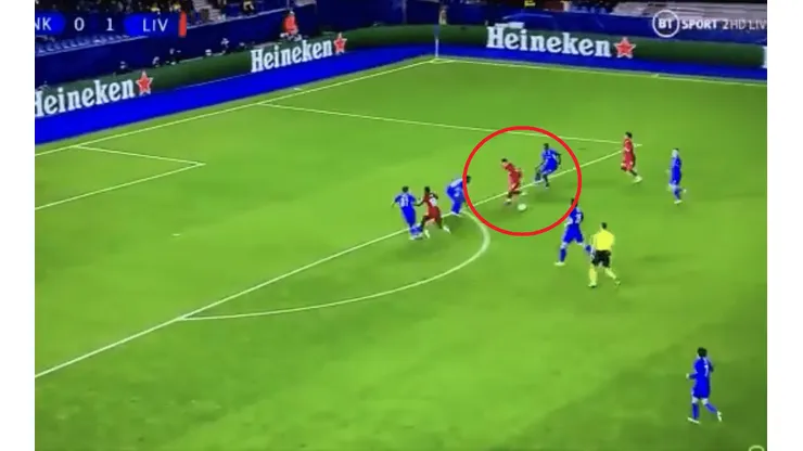 Le vino el balón y Firmino inventó una rabona mágica para asistir a Mané