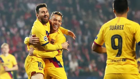 Messi festeja su gol junto a sus compañeros.