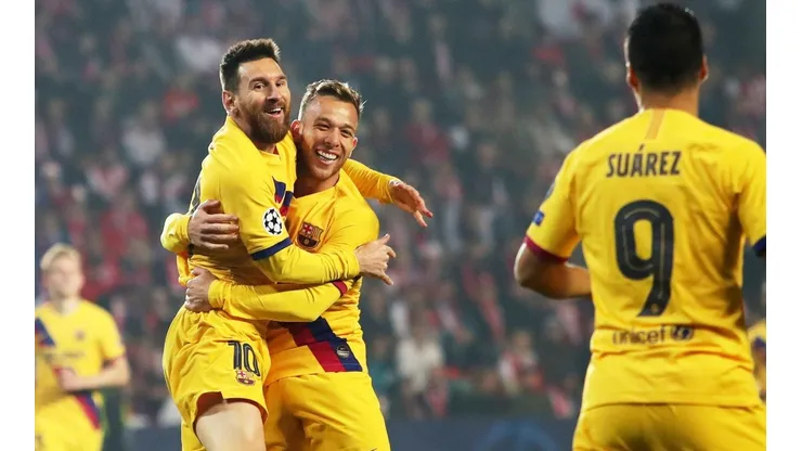Messi festeja su gol junto a sus compañeros.