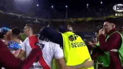 Foto de los jugadores con el seguridad.