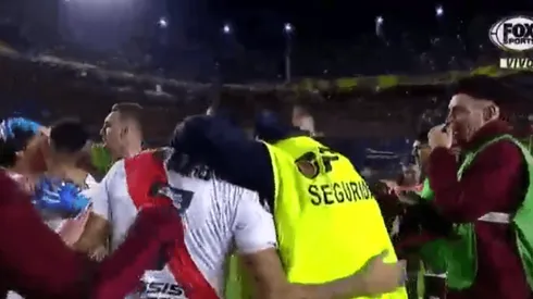 Foto de los jugadores con el seguridad.