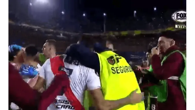 Foto de los jugadores con el seguridad.