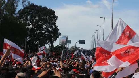 Banderazo inolvidable: así despidieron los hinchas al micro de River