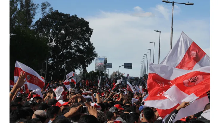 Banderazo inolvidable: así despidieron los hinchas al micro de River