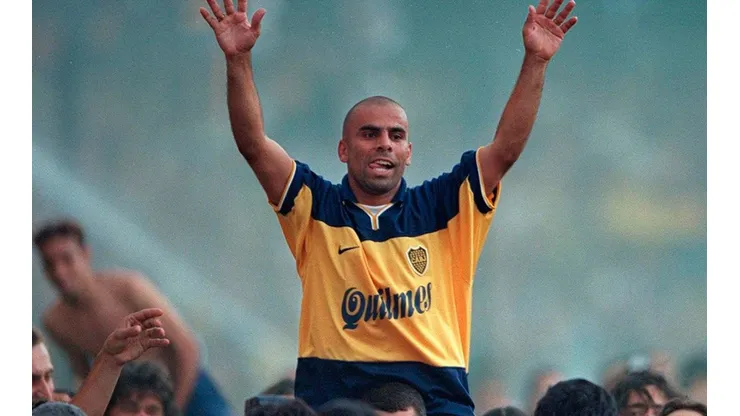 Serna subió una foto dando una patada ante River y escribió un mensaje muy Boca