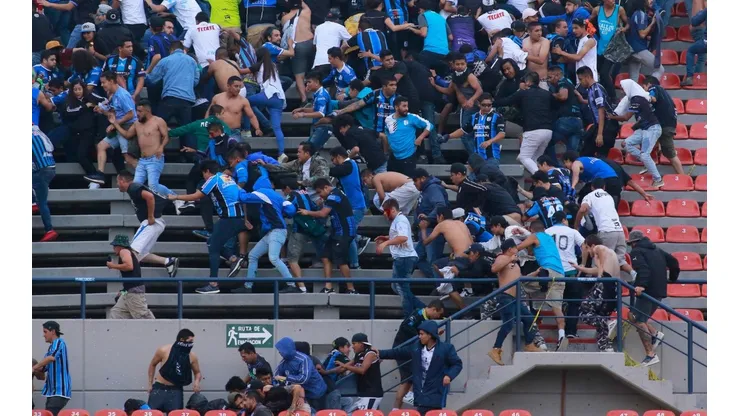 La pelea entre las aficiones de Querétaro y San Luis.