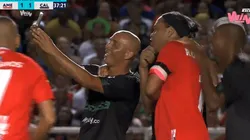 La 'selfie' de Mayer Candelo con Ronaldinho en plena despedida del astro brasileño.