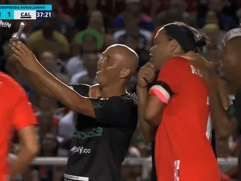 Pura recocha: en pleno partido, Mayer Candelo le pidió una 'selfie' a Ronaldinho