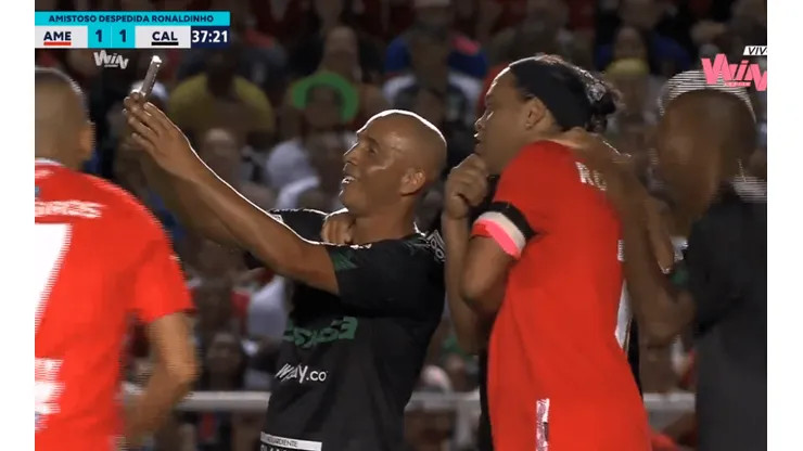 La 'selfie' de Mayer Candelo con Ronaldinho en plena despedida del astro brasileño.